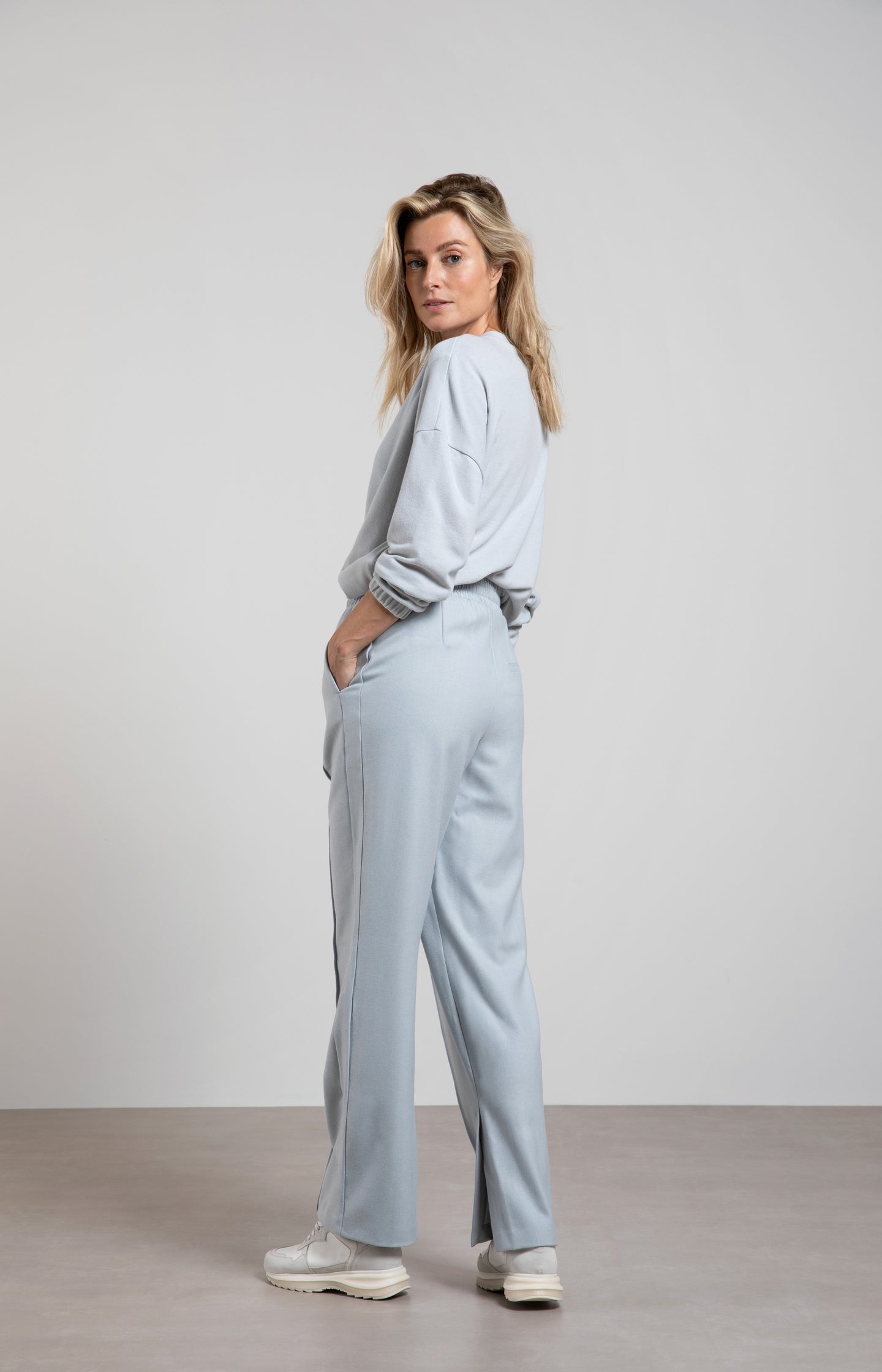 Soft wide leg trousers with elastic waist and a slit - Type: lookbook