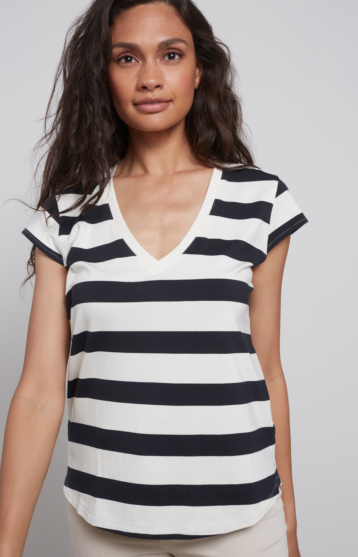 Striped T-shirt with V-neck and cap sleeves in regular fit - Type: lookbook