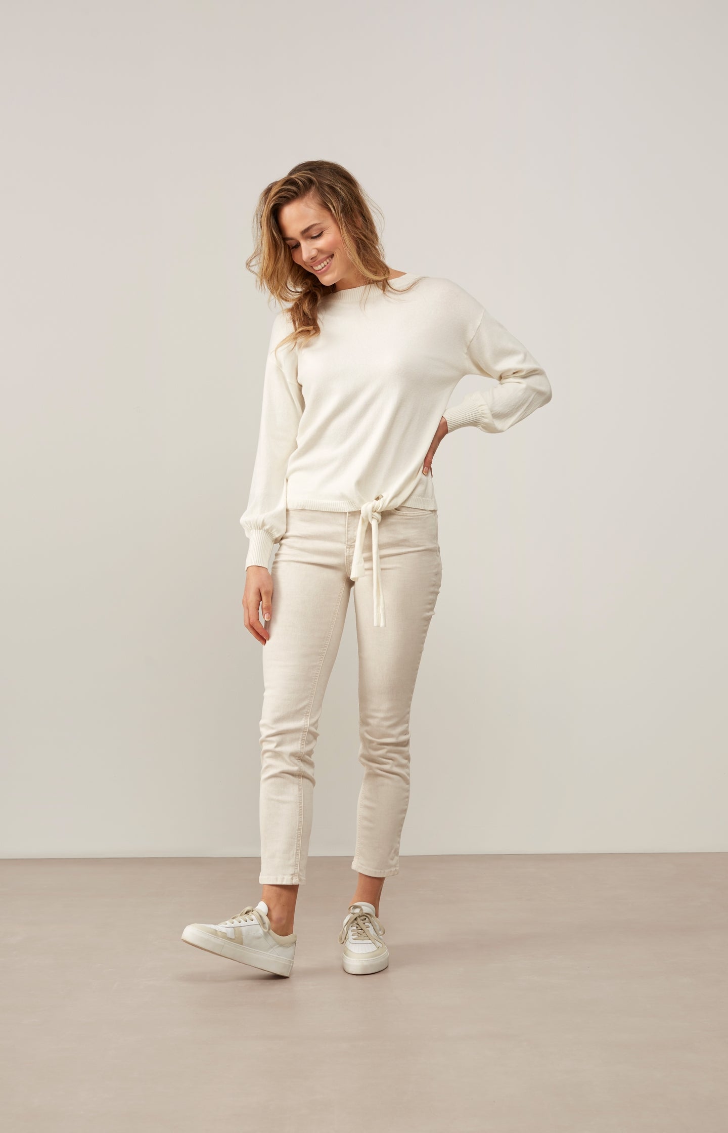 Sweater with boatneck, long balloon sleeves and knot