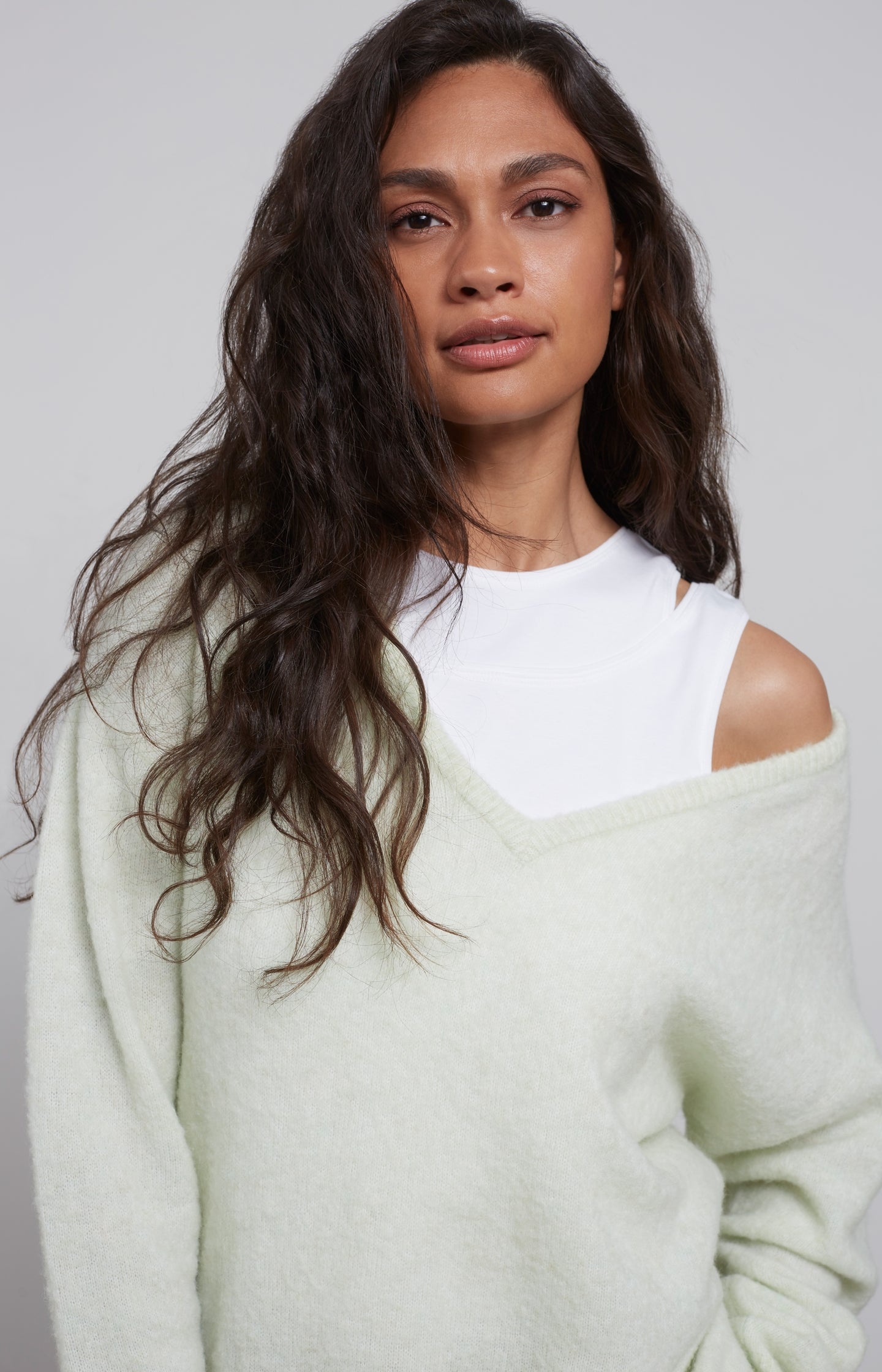 Sweater with deep V-neck and long sleeves in Alpaca - Type: lookbook