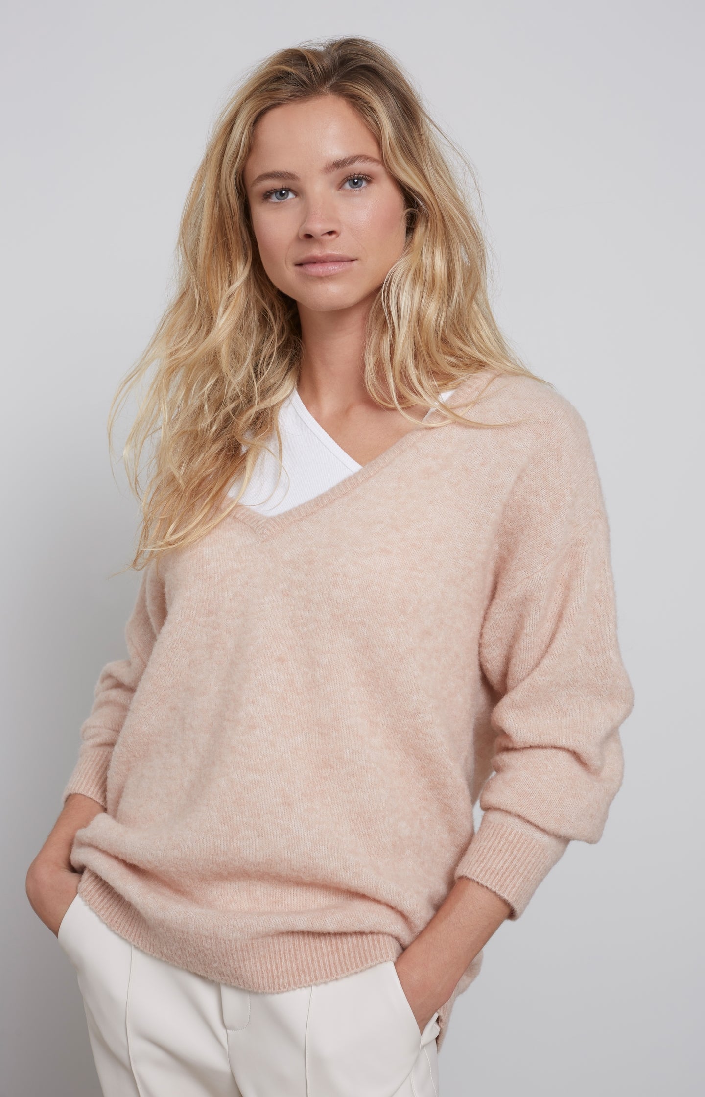 Sweater with deep V-neck and long sleeves in Alpaca - Type: lookbook