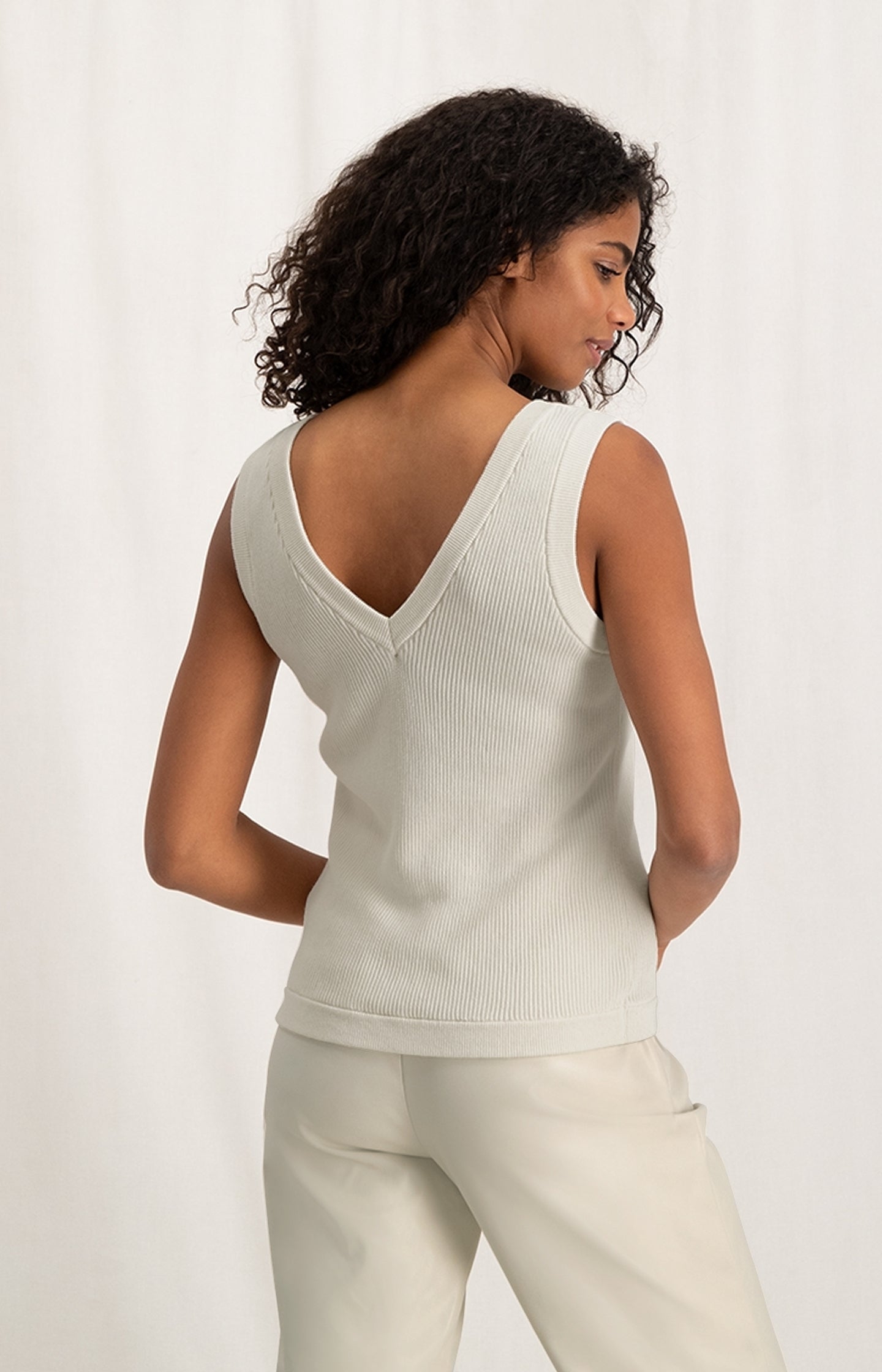 Sweater with long sleeves and tank top with V-neck