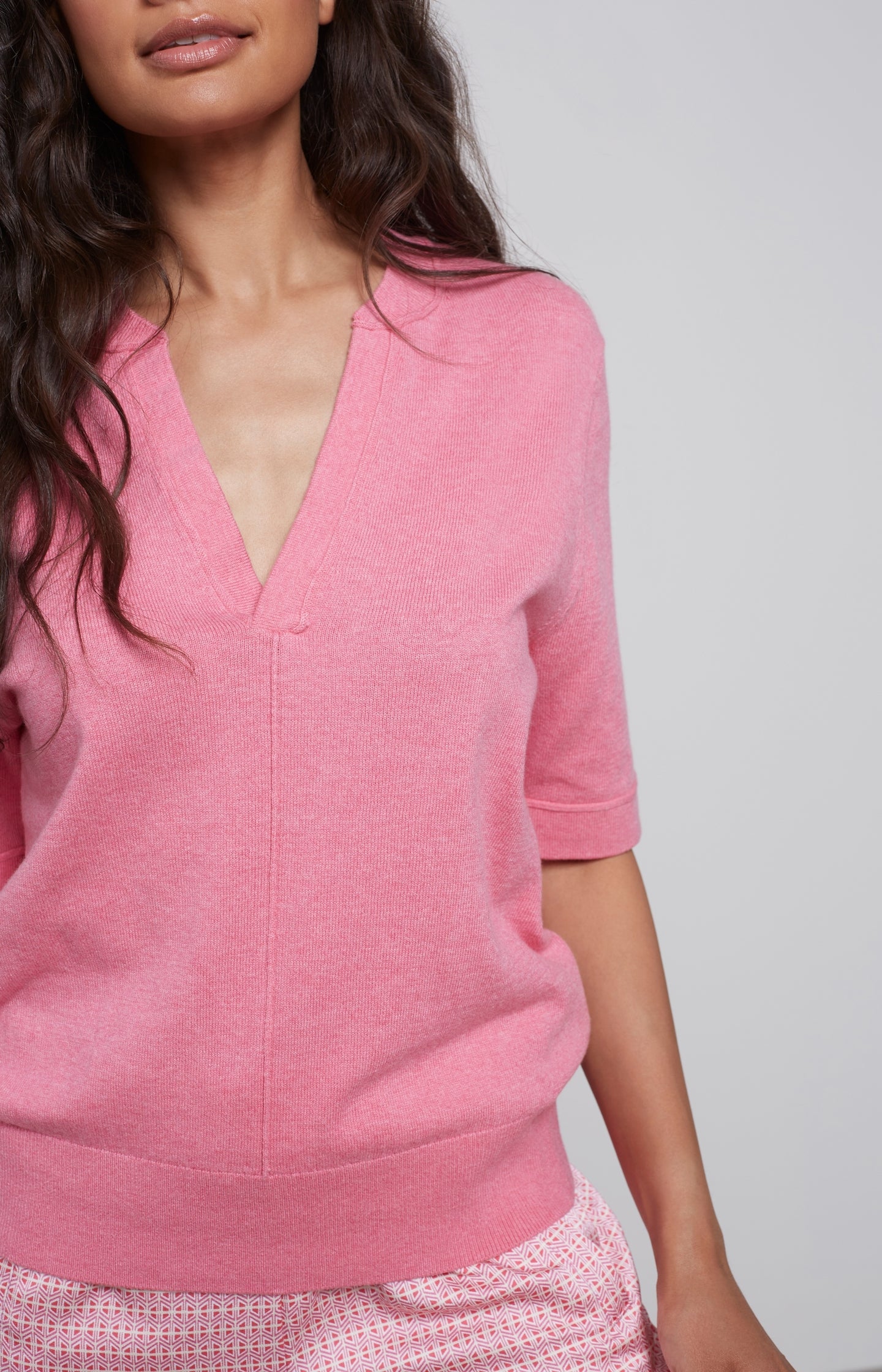 Sweater with V-neck, mid-length sleeves and seam details