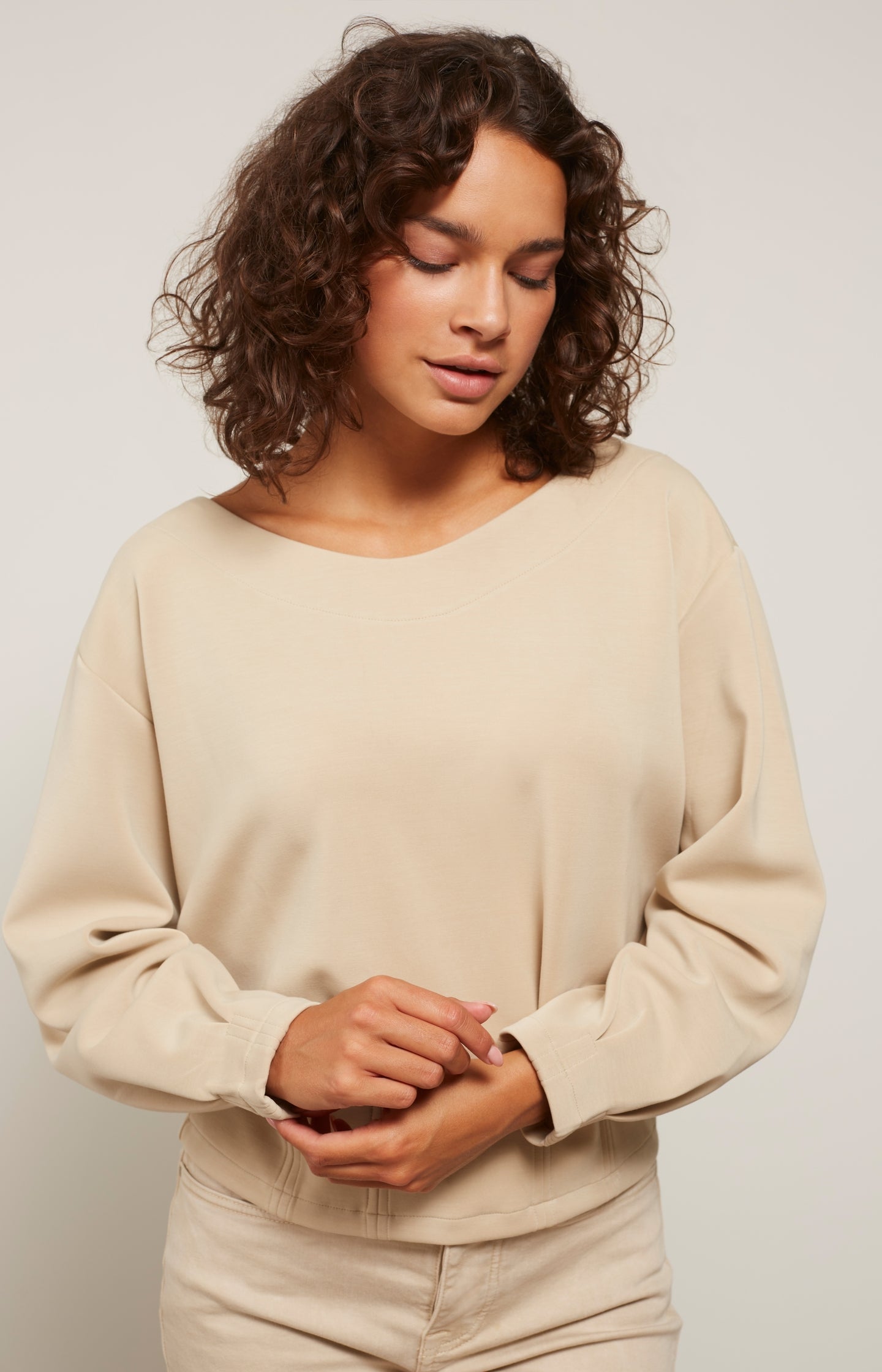 Sweatshirt with boatneck, long sleeves and pleated details - Type: lookbook