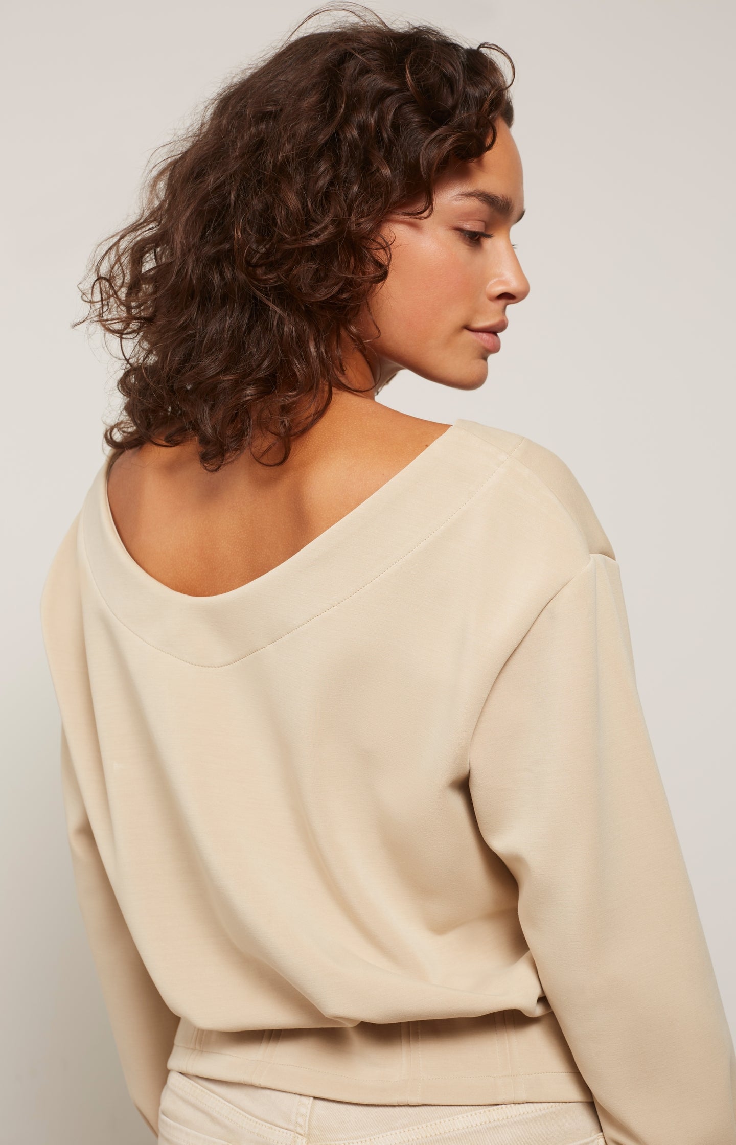 Sweatshirt with boatneck, long sleeves and pleated details