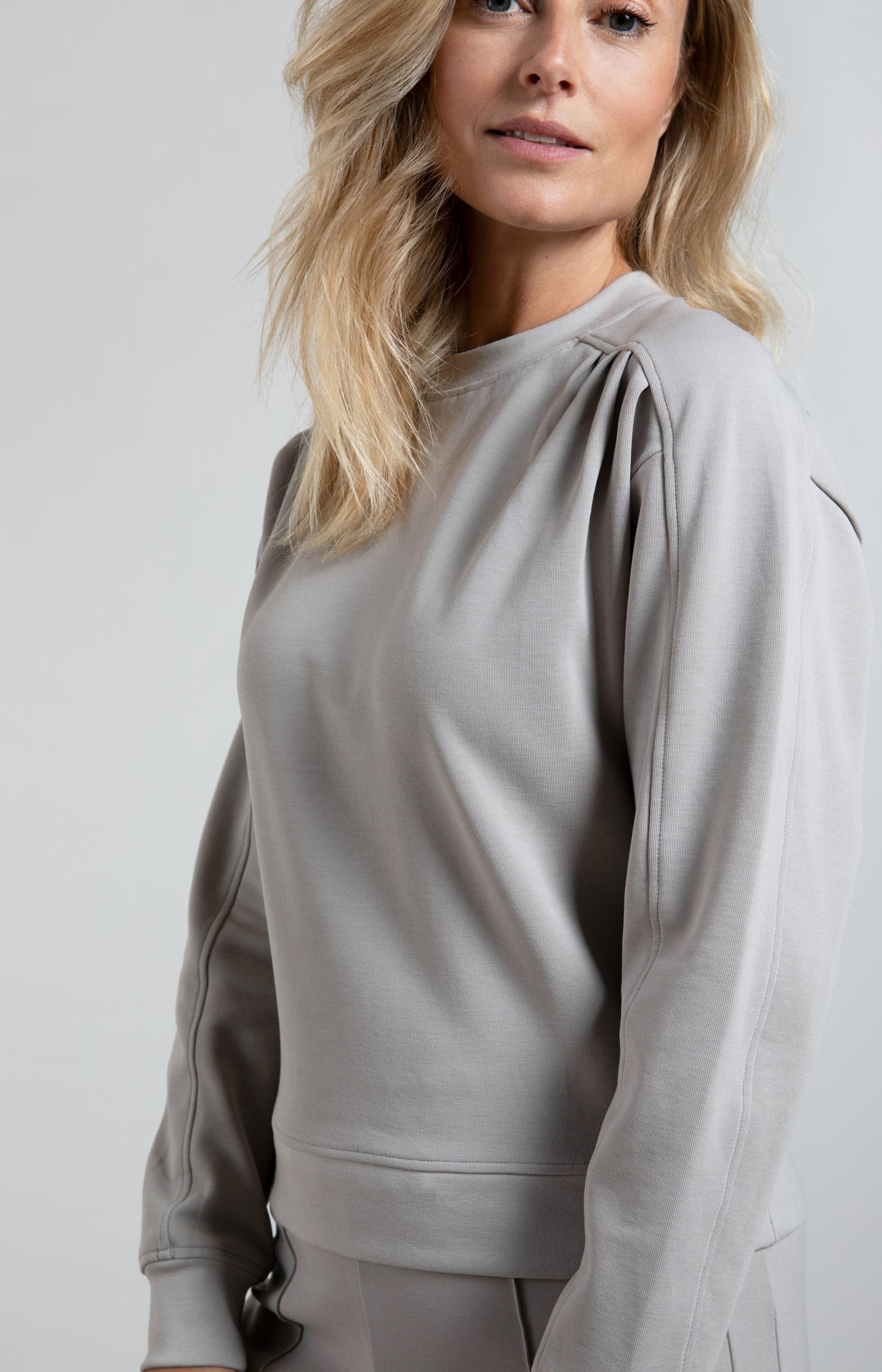 Sweatshirt with crewneck, long sleeves and pleated details