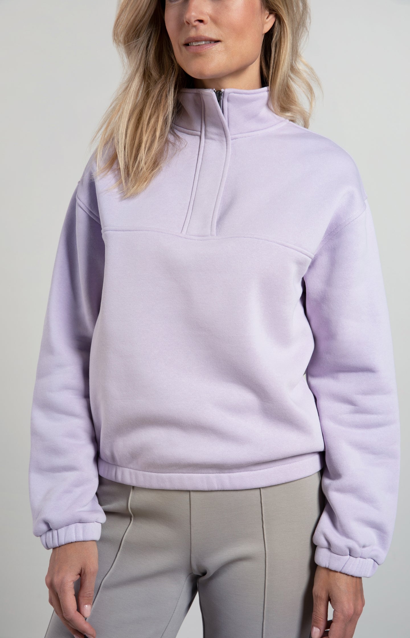 Sweatshirt with high neck, long sleeves and a front zipper