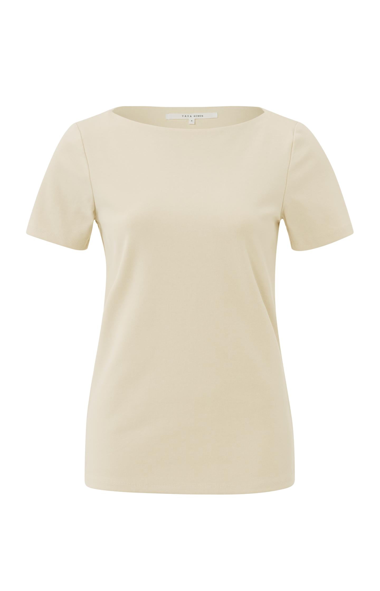 T-shirt with boatneck and short sleeves in regular fit - Type: product