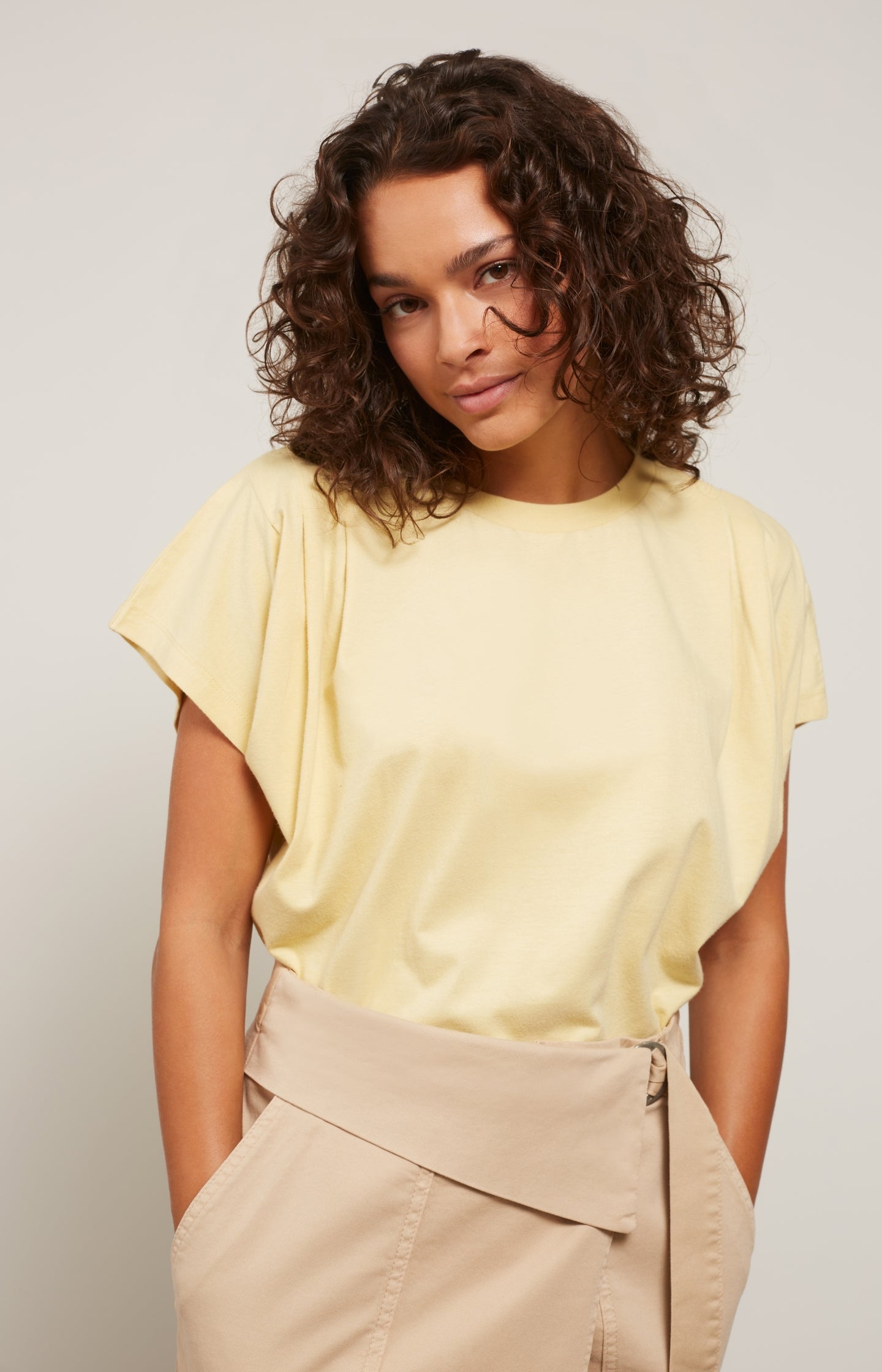 T-shirt with round neck, short sleeves and pleated details - Type: lookbook
