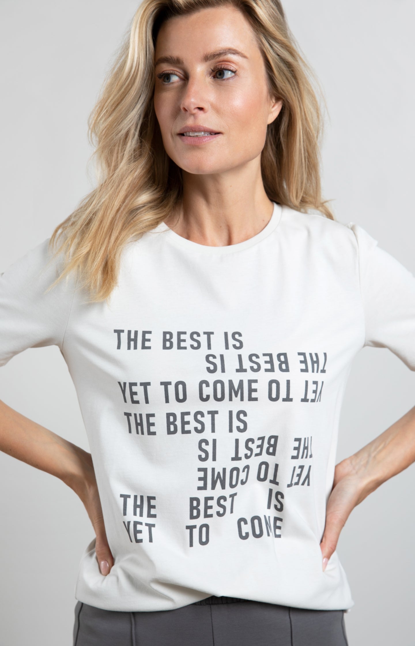 T-shirt with round neck, short sleeves and print with text - Type: lookbook