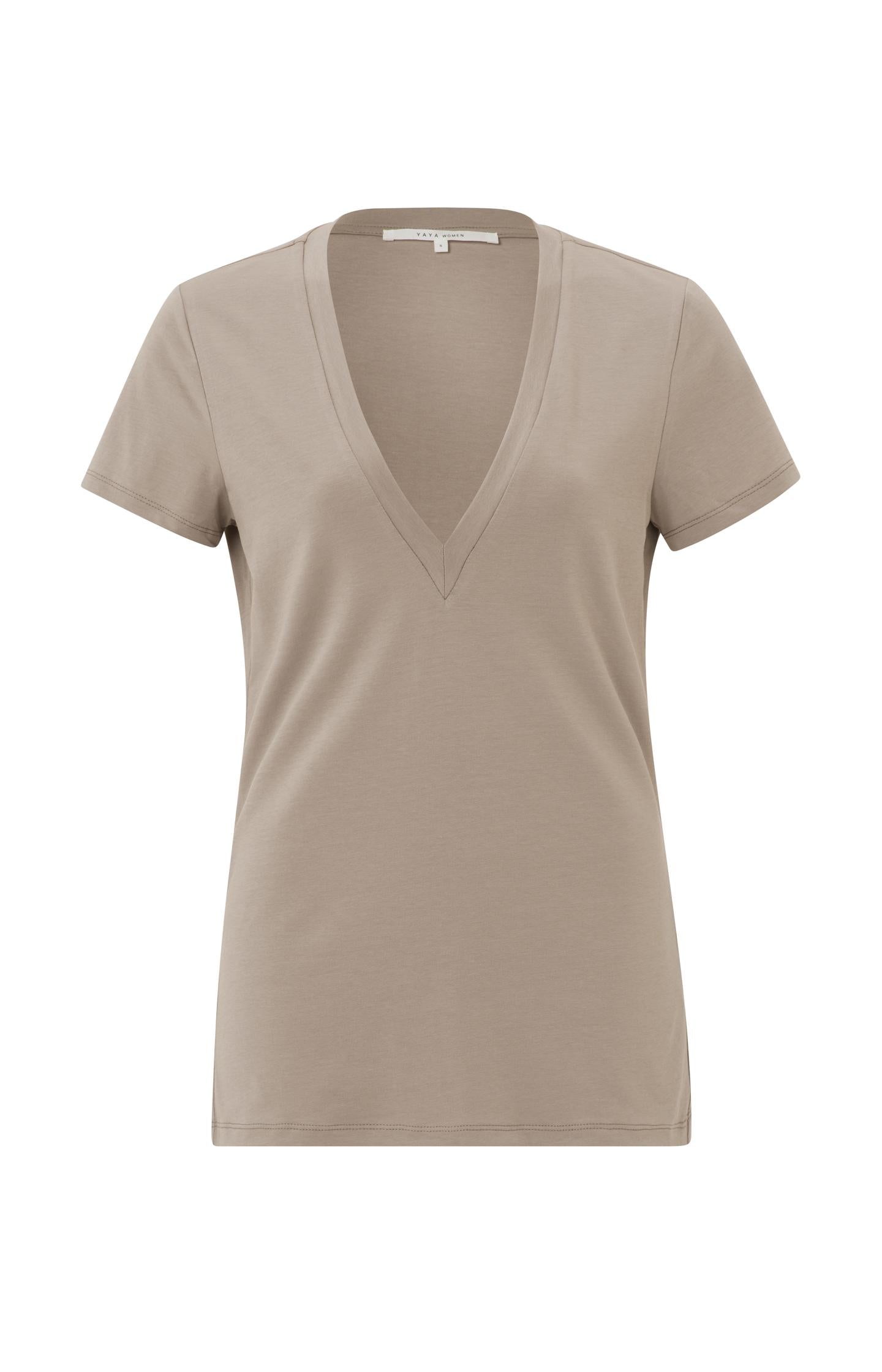 T-shirt with V-neck and short sleeves in regular fit - Type: product
