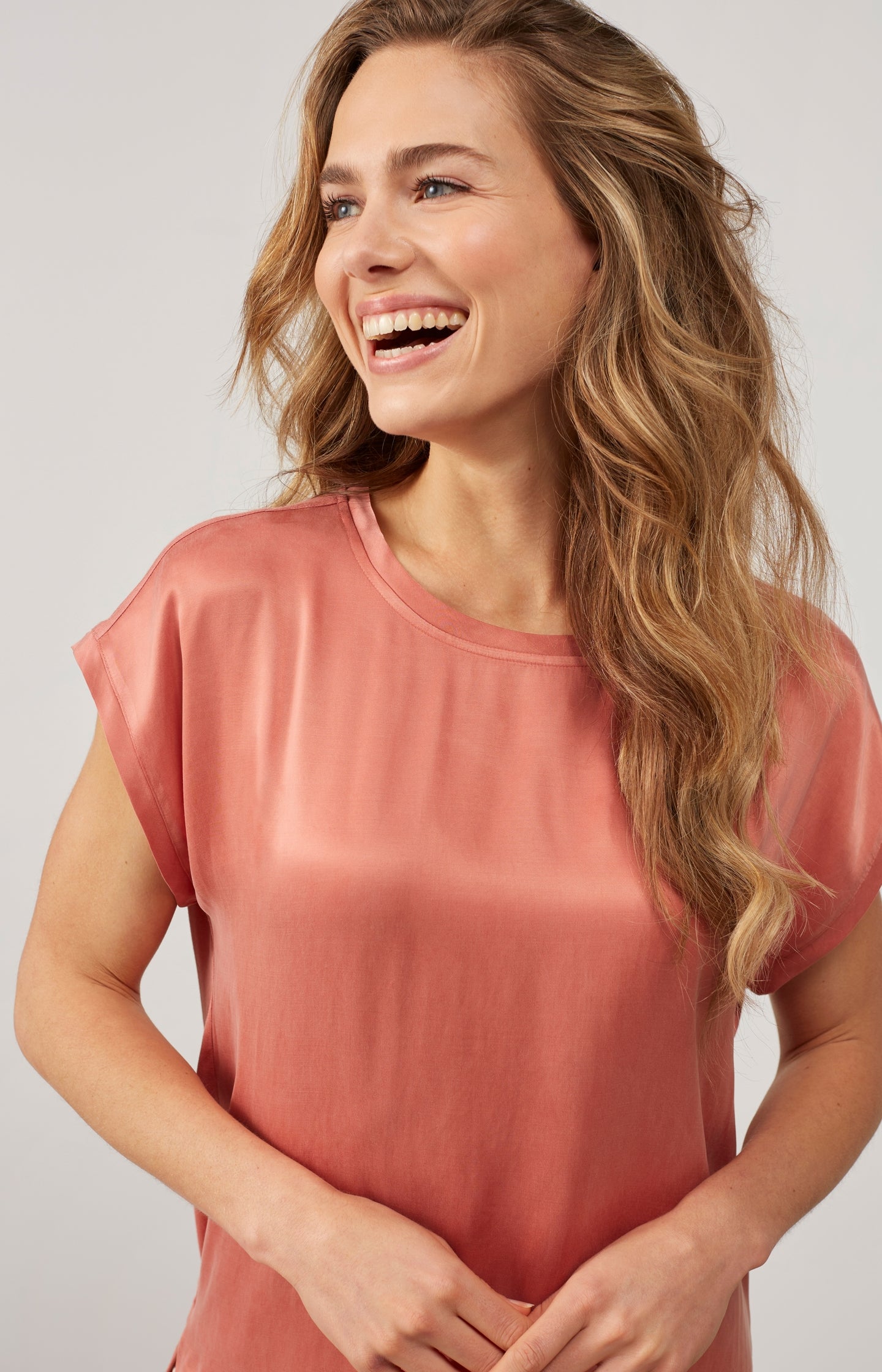 Top with round neck and cap sleeves without shoulder seams - Type: lookbook