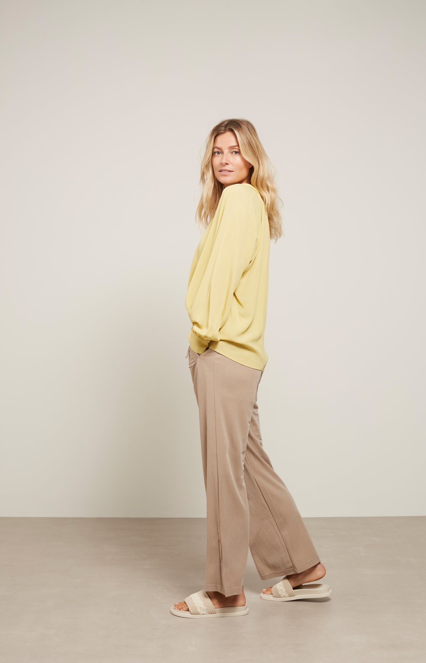 Top with V-neck, long balloon sleeves and pleated details - Type: lookbook