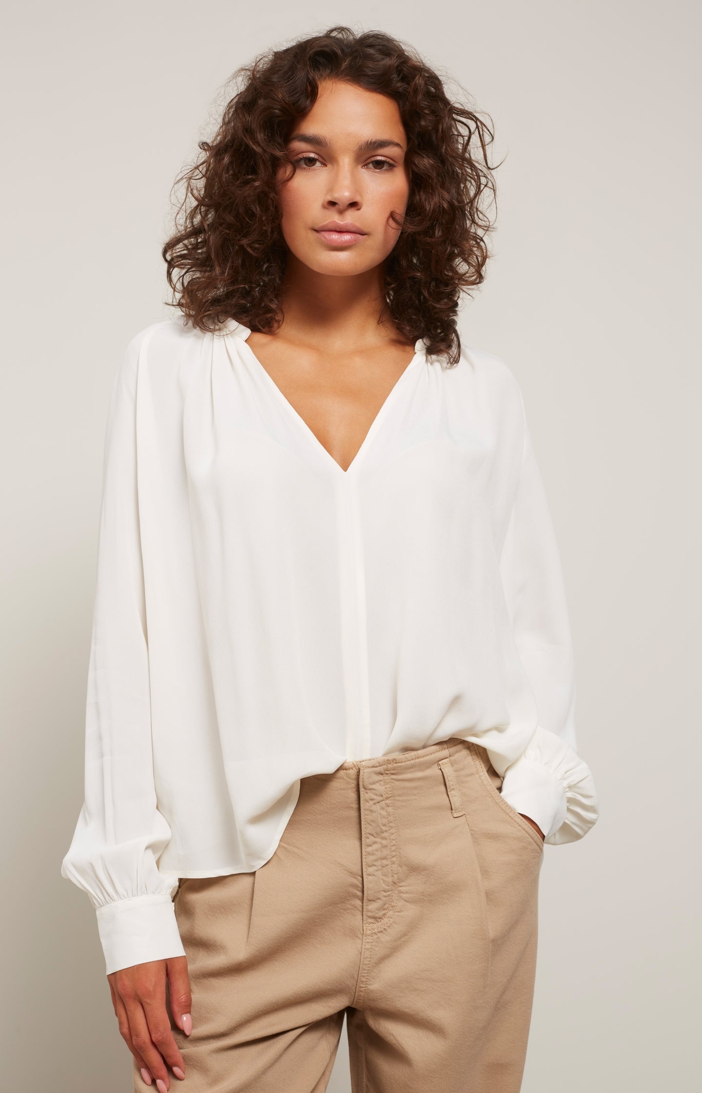 Top with V-neck, long balloon sleeves and pleated details