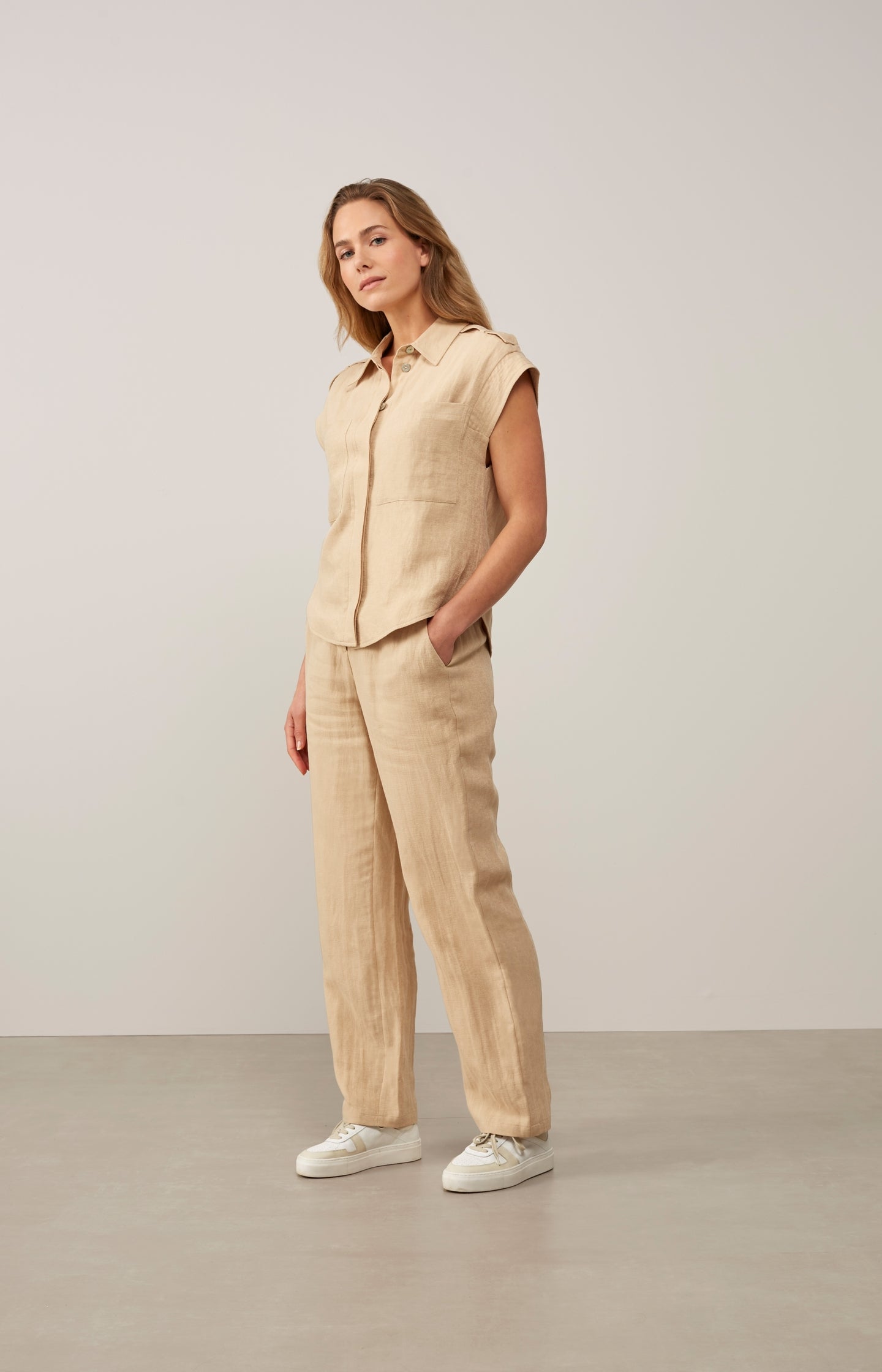 Trousers with buttons, side pockets and elastic waist