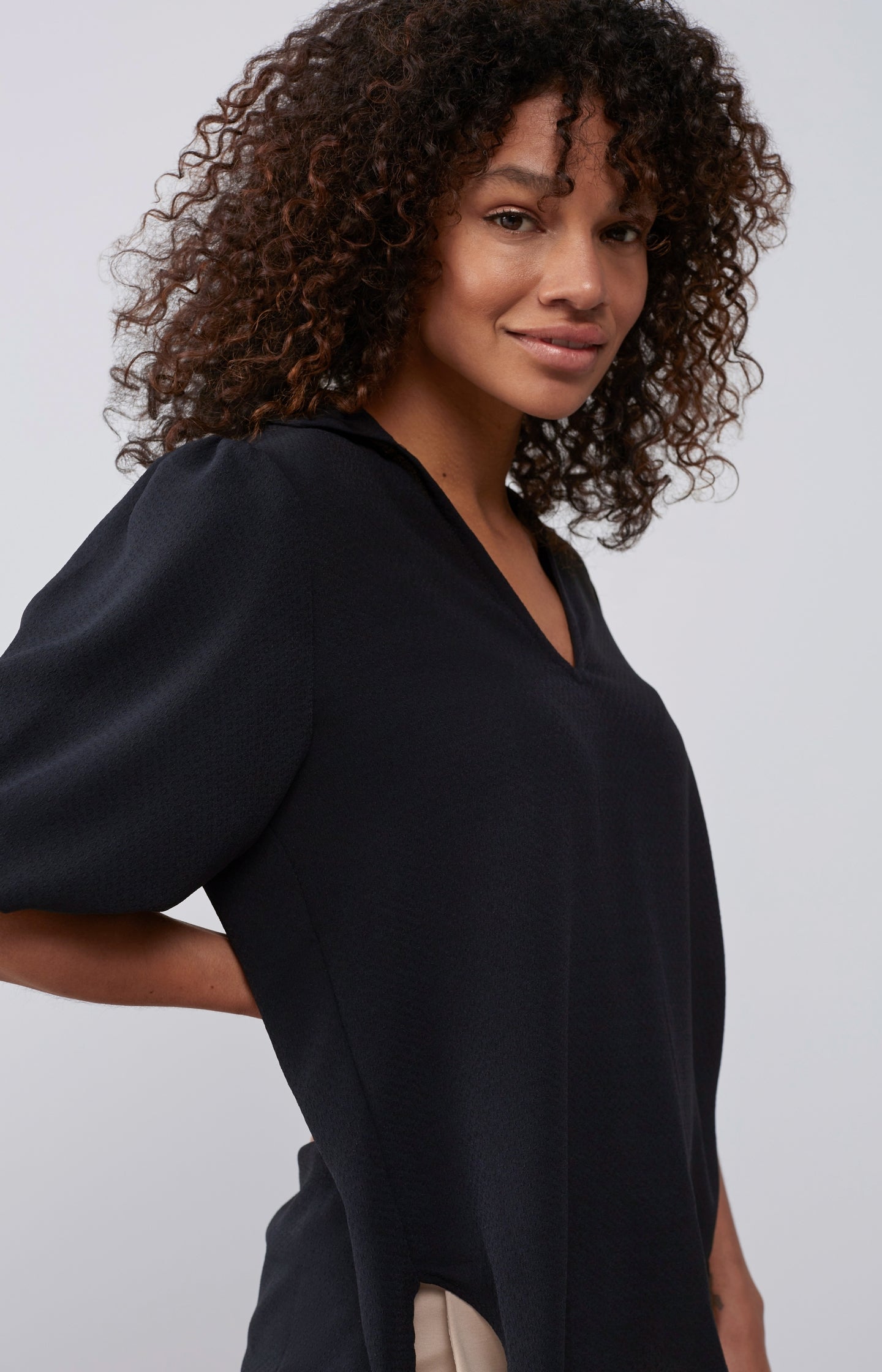 Tunic top with V-neck and short puff sleeves in wide fit - Type: lookbook
