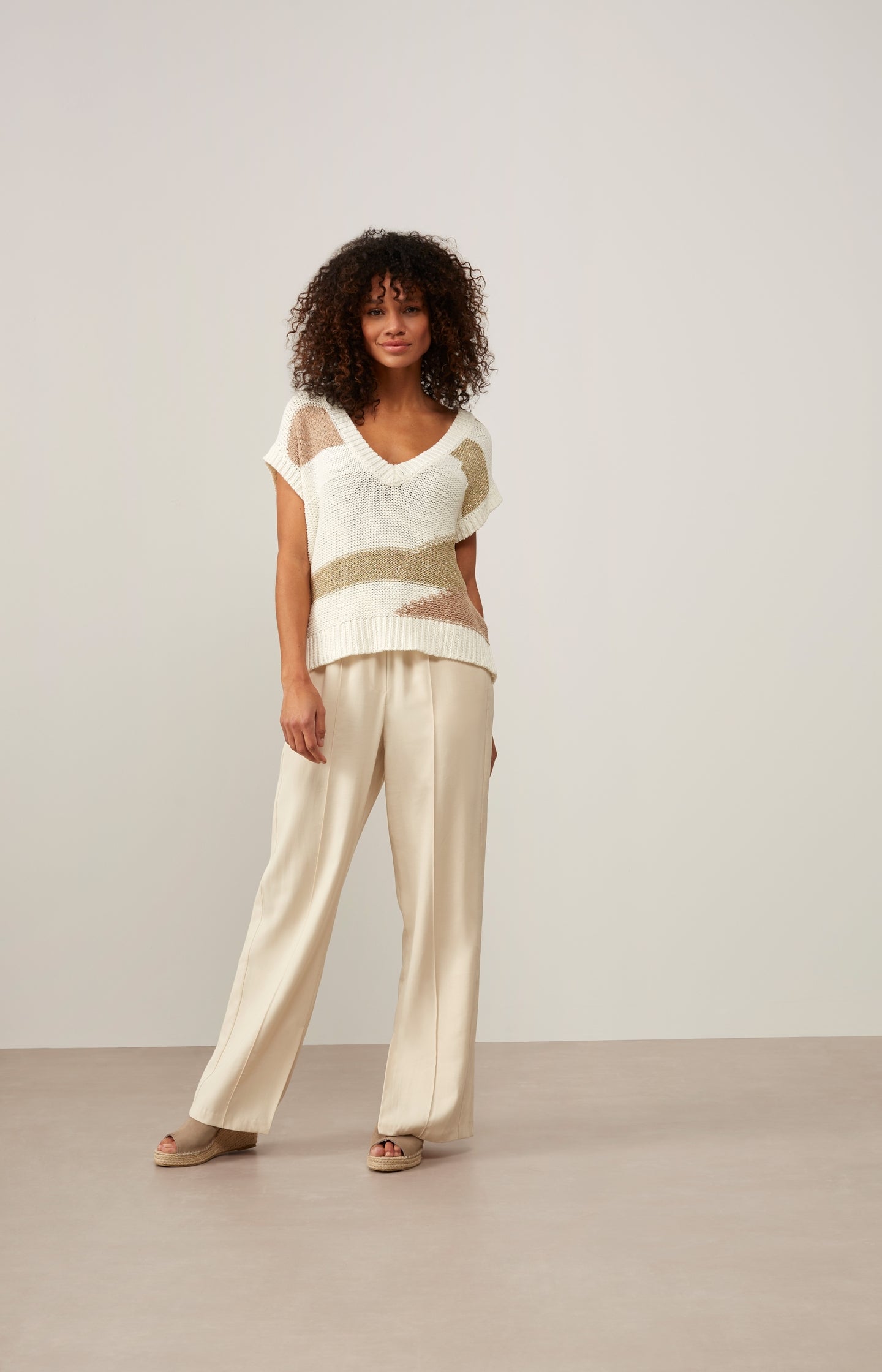 Wide leg trousers, side pockets, pintucks and a slit