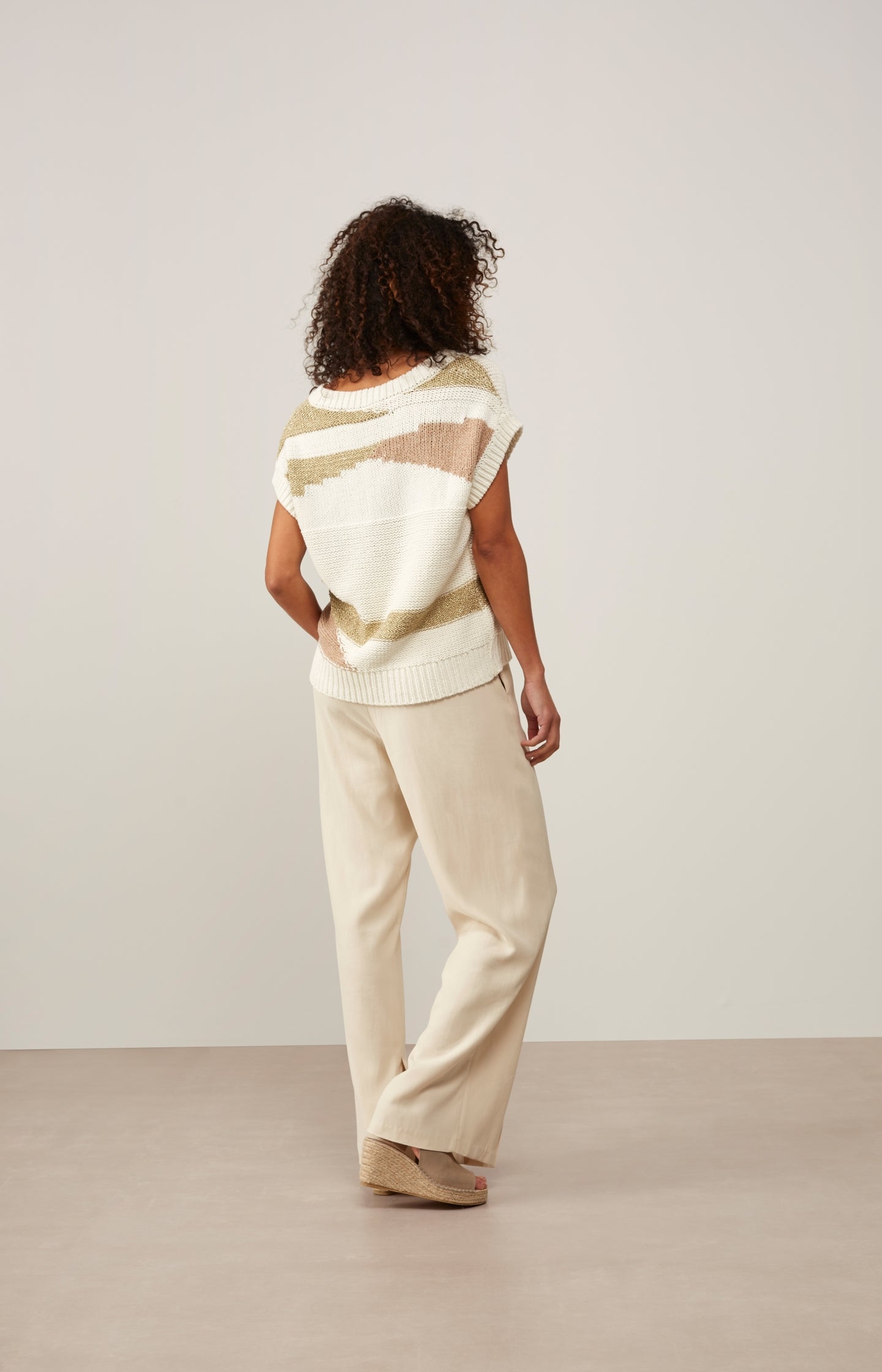 Wide leg trousers, side pockets, pintucks and a slit