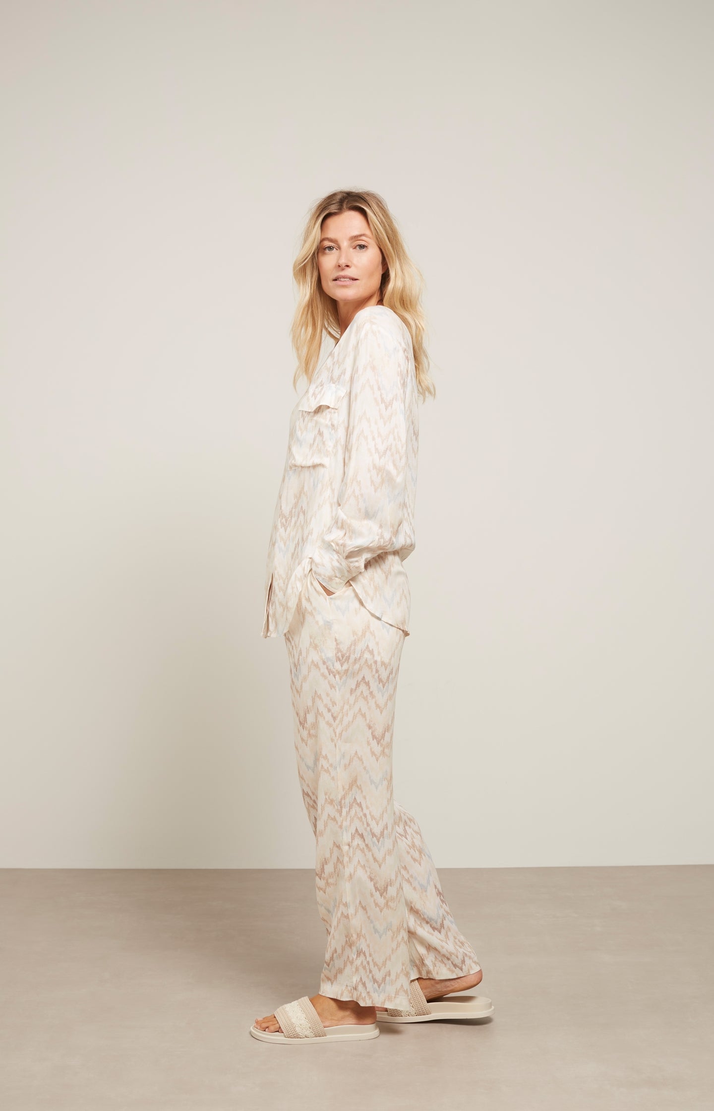 Wide leg trousers with side pockets, zip fly and print