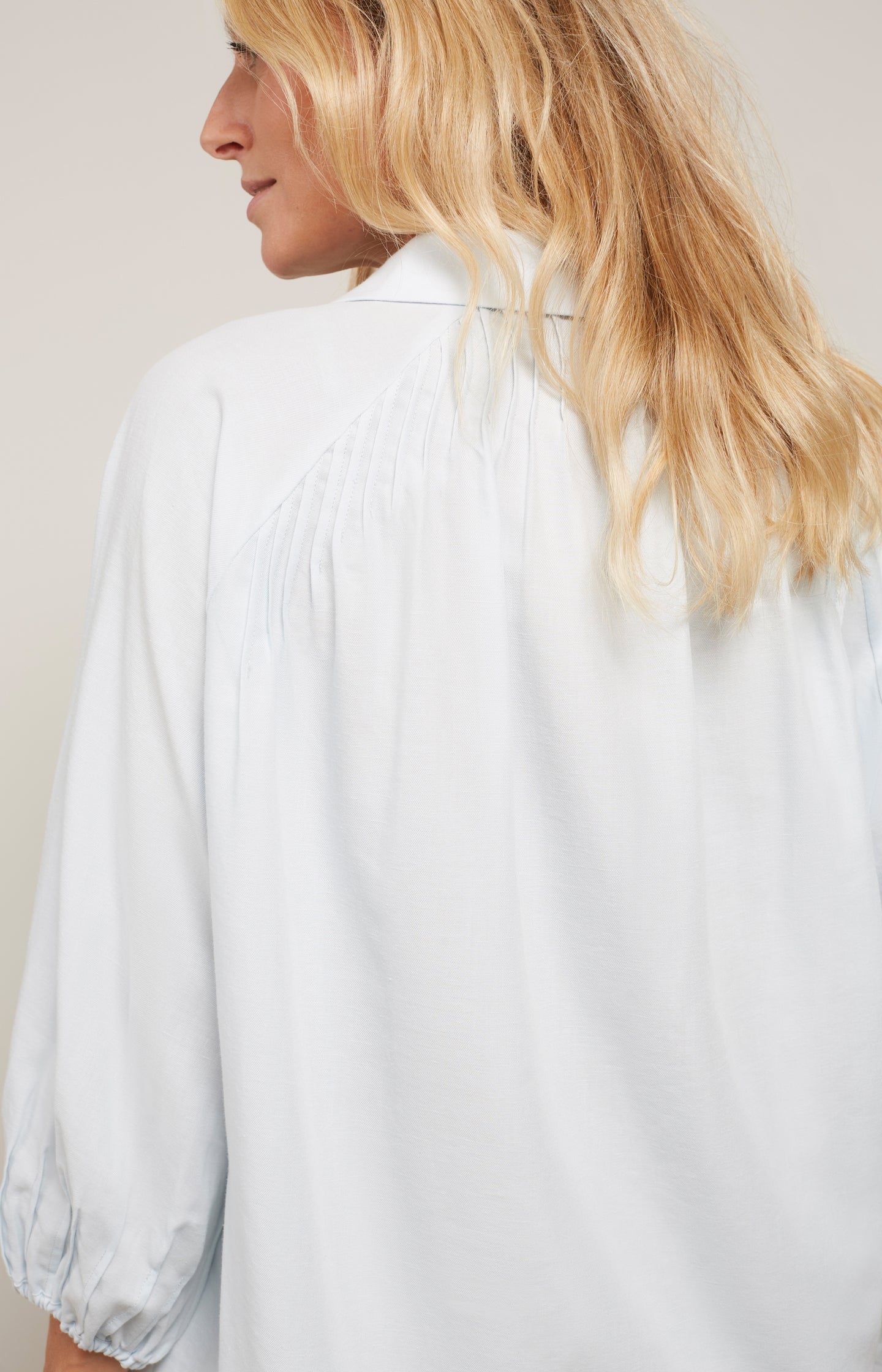 Woven top with collar, 7/8 raglan sleeves and pleated detail