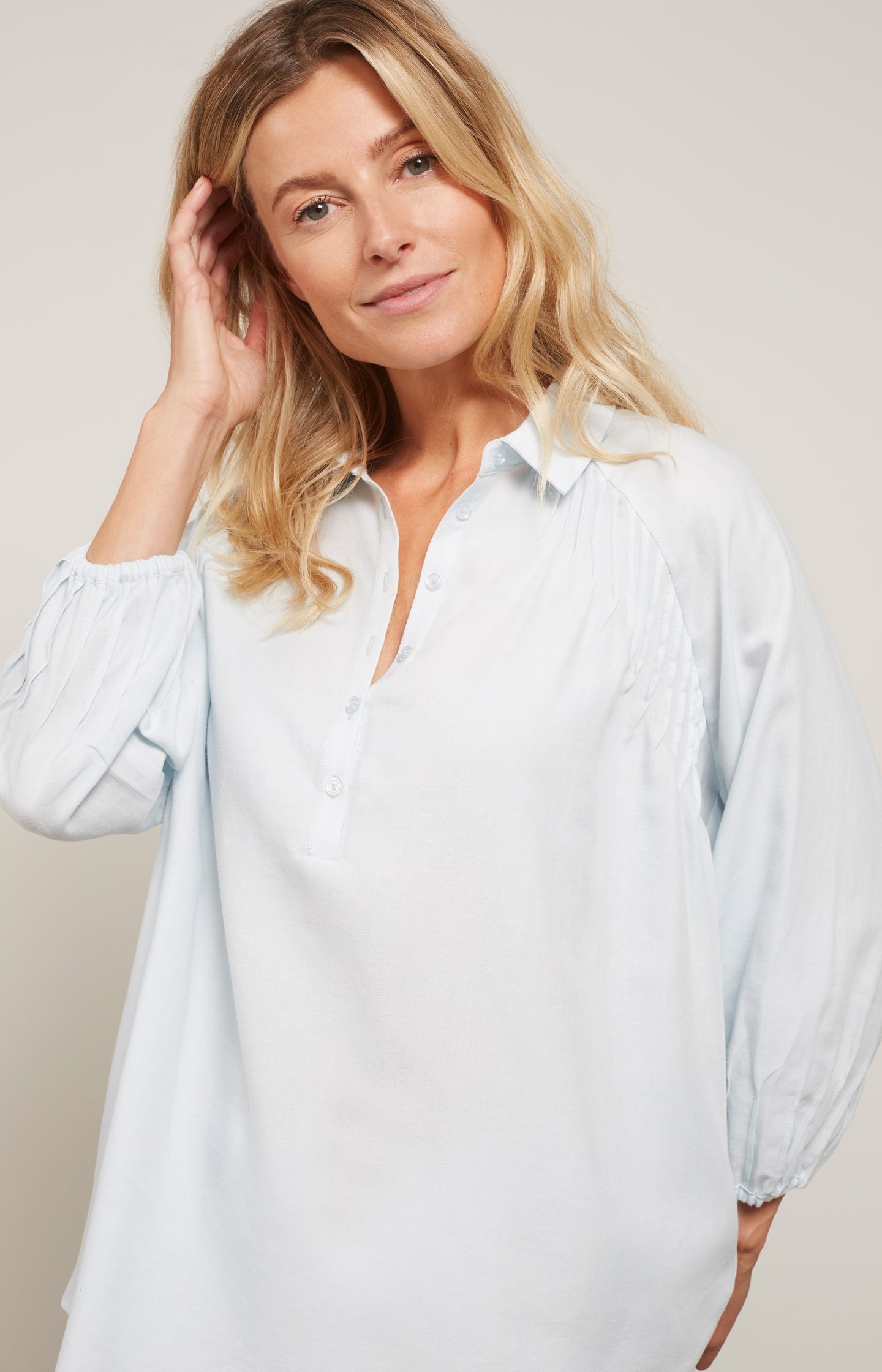 Woven top with collar, 7/8 raglan sleeves and pleated detail