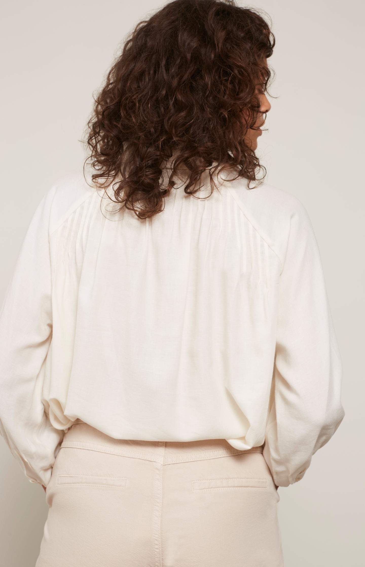 Woven top with collar, 7/8 raglan sleeves and pleated detail