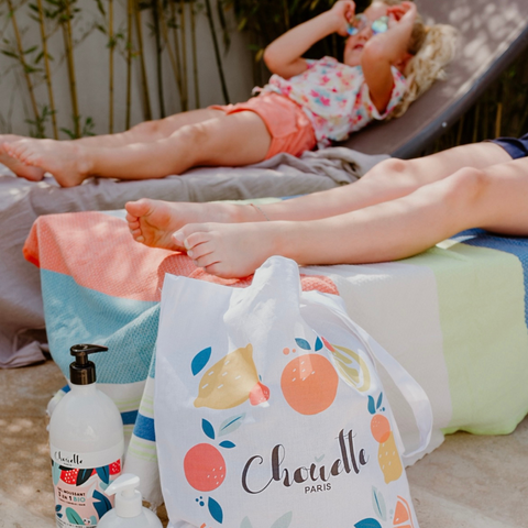 Enfants transat bord de piscine