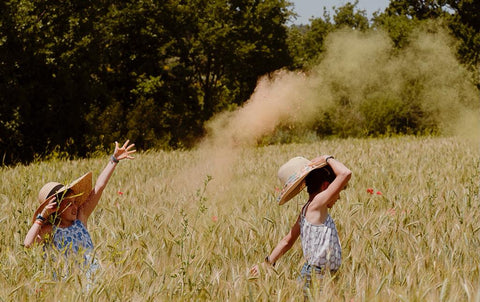 Filles dans les blés