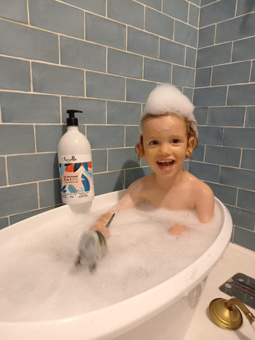 La Mère Utilise Un Coton-tige Imbibé D'eau Propre. Nettoyer Le Visage De  Bébé Asiatique Après Le Bain, Petit Bébé Mignon Regarde La Caméra