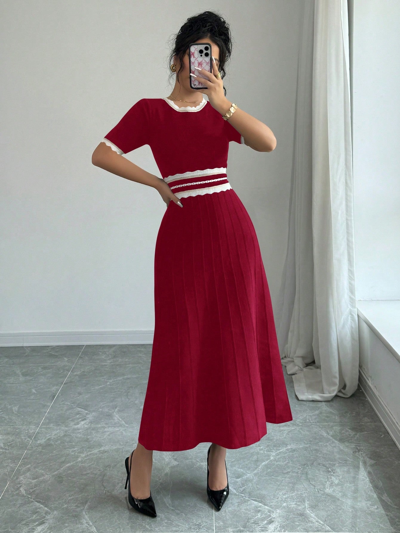Chic Striped Round Neck Pleated Hem Knitted Dress for Elegant Autumn Style
