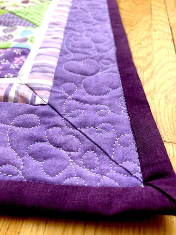 Free motion quilting of the border of the quilt. Butterfly meander