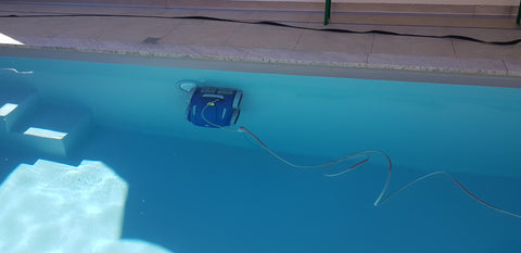 Poolroboter an Poolwand