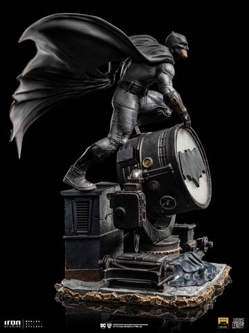 Iron Studios Zack Snyder's Justice League Batman on Bat-Signal 1/10 De –  Infinity Collectables