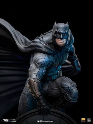 Iron Studios Zack Snyder's Justice League Batman on Bat-Signal 1/10 De –  Infinity Collectables