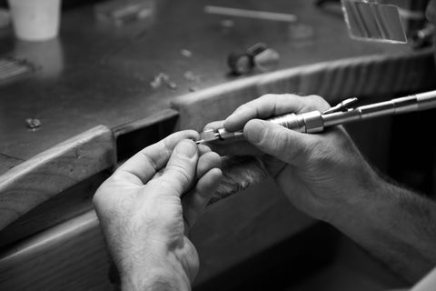 Photo d'un artisan travaillant la joaillerie dans son atelier