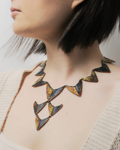 Collana con triangoli fatta a mano in tessitura utilizzando perline e biconi