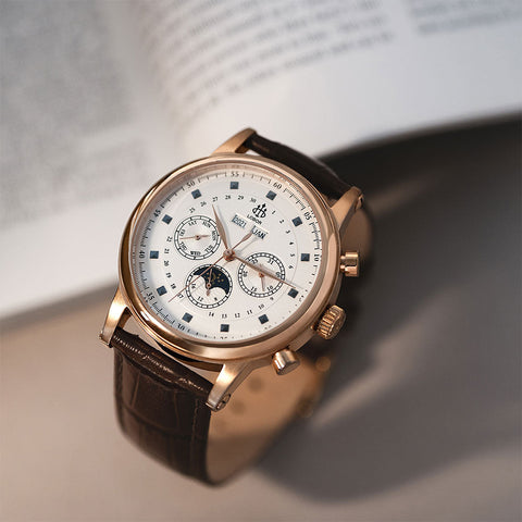 Heritage系列顧名思義是向悠久古典的製錶工藝致敬，結合了優雅的鐘錶歷史與復刻設計，推出經典的復古傳統腕錶。這款腕錶採用35毫米拋光和拉絲不銹鋼錶殼、修長錶耳、日相顯示和我們經典的LOBOR標誌，並配有細膩的真皮錶帶。
