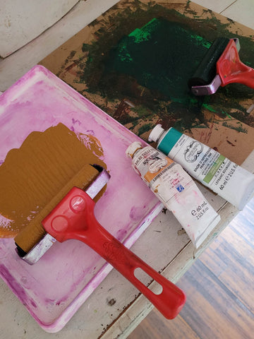 pinceaux et peinture sur un plateau avec presse lino