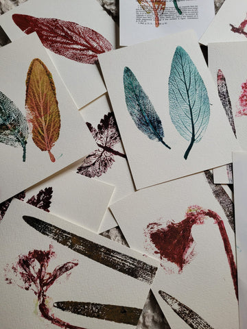 un groupe de cartes imprimées en lino avec des empreintes de feuilles