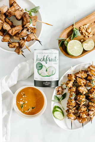 For the delicious vegan grilled skewers, the canned Lotao Jackfruit is used as a vegan meat substitute