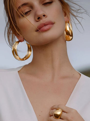 90s Jewelry Trends : hoops