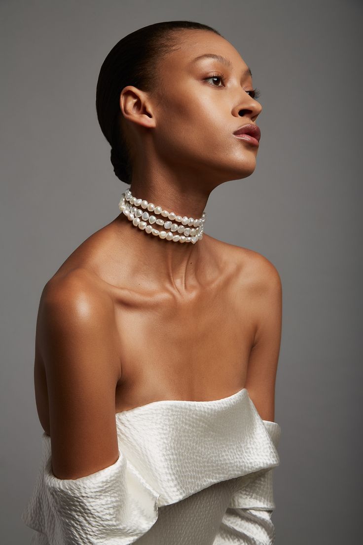neckline jewellery: strapless