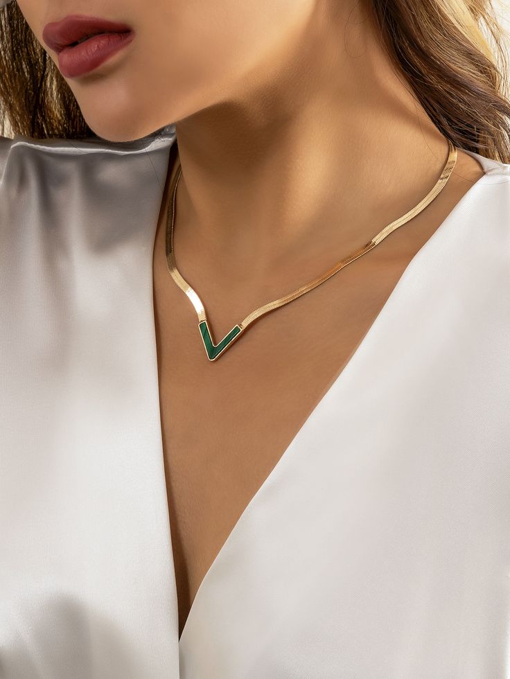 neckline jewellery: v neck