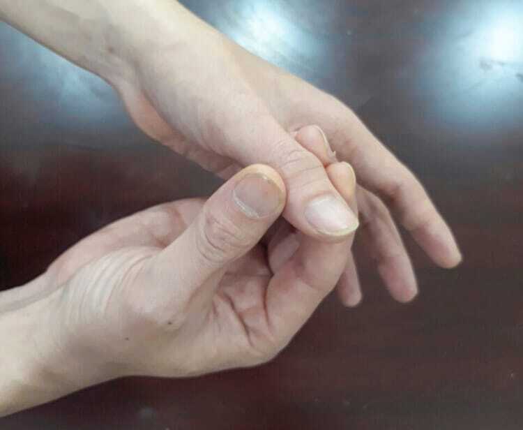 Mát xa ngón tay khi đeo nhiều nhẫn