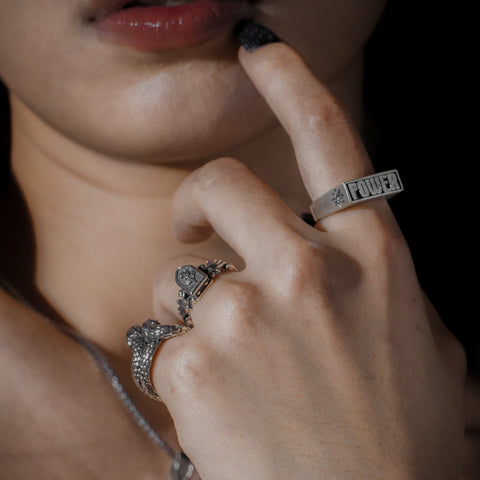 Nhẫn bạc nữ Helios 925 khi được đeo lên tay 