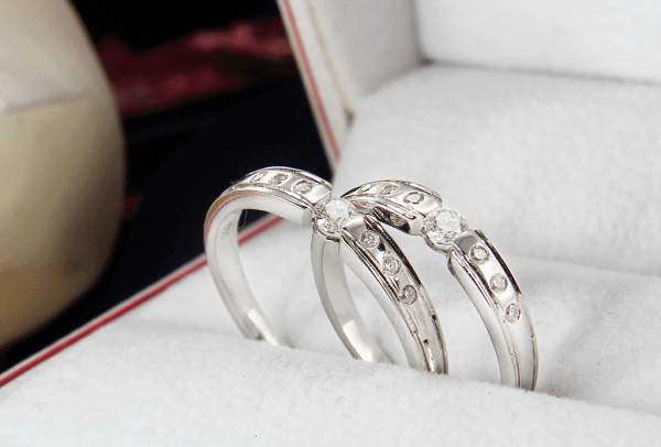 Những cặp đôi yêu nhau có nên đeo nhẫn đôi hay không?