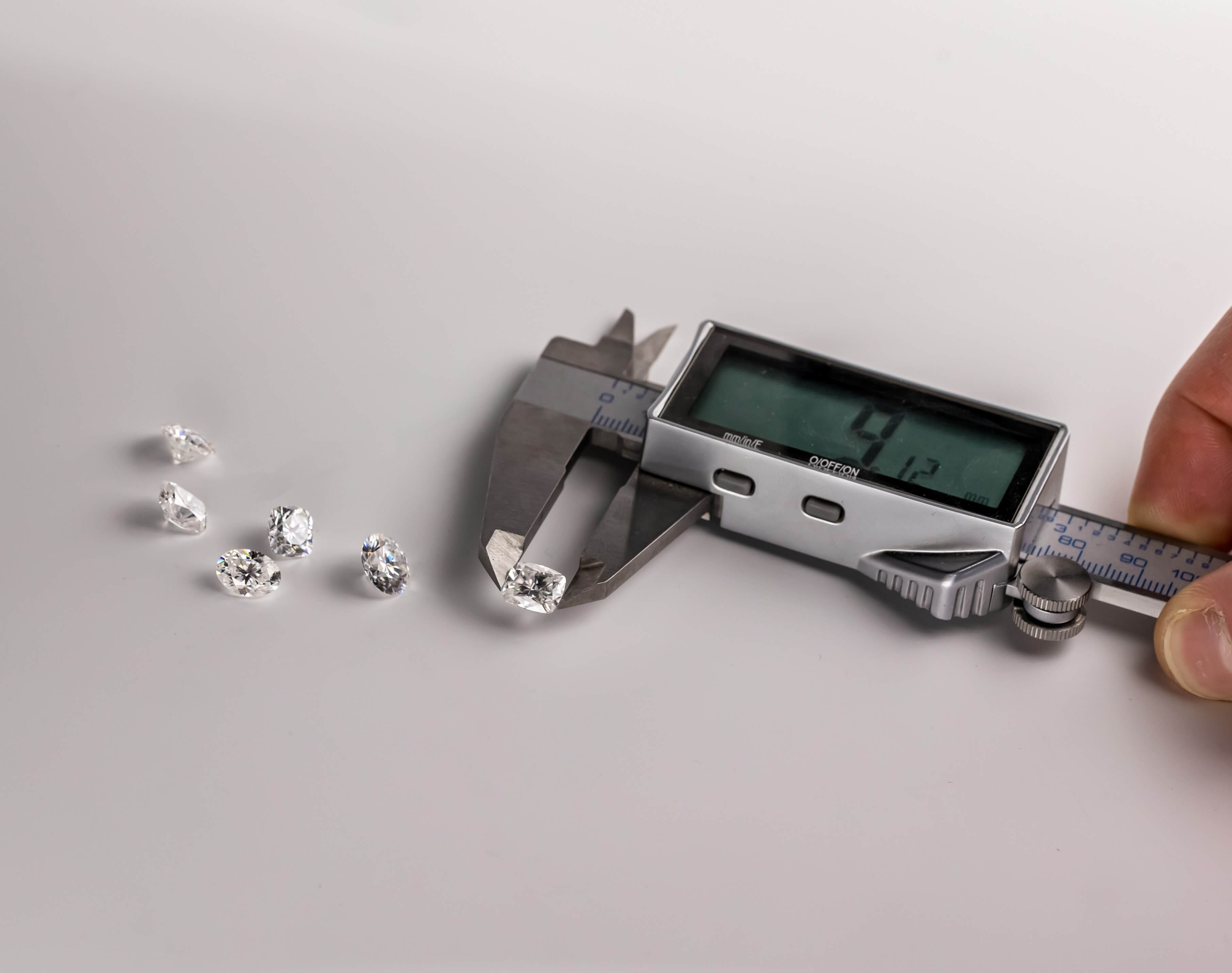 Measuring a diamond with calipers