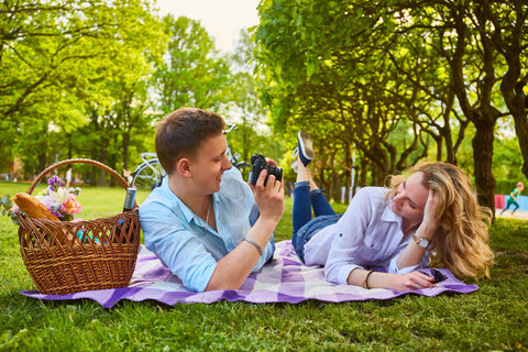 Das glückliche Paar beim Picknick