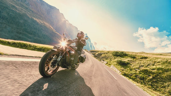 Cruiser-Motorrad mit einem Fahrer auf der Landstraße