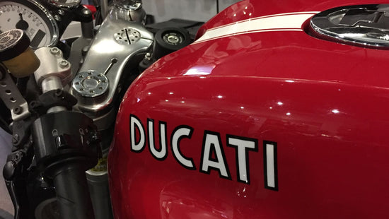 Primo piano del logo del serbatoio del gas Ducati